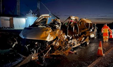 Cinco pessoas morrem após colisão entre caminhão e micro-ônibus na BR-386, em Carazinho