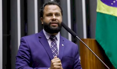 Grupo da produtora do filme de Bolsonaro recebeu R$ 100 milhões da Prefeitura de SP e é ligado à Igreja Universal, afirma deputado